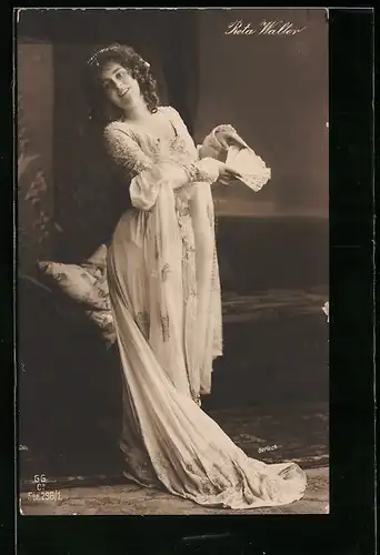 AK Schauspielerin Reta Walter stehend mit Fächer