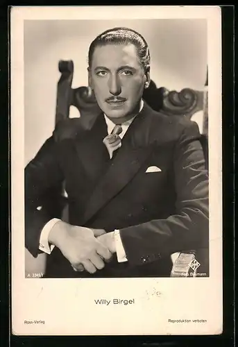 AK Schauspieler Willy Birgel auf Stuhl sitzend