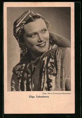 AK Schauspielerin Olga Tschechowa mit Kopftuch