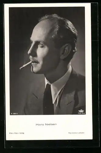 AK Schauspieler Hans Nielsen mit Zigarette