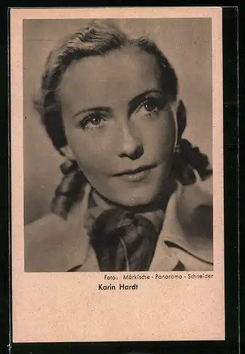 AK Schauspielerin Karin Hardt nachdenklich schauend