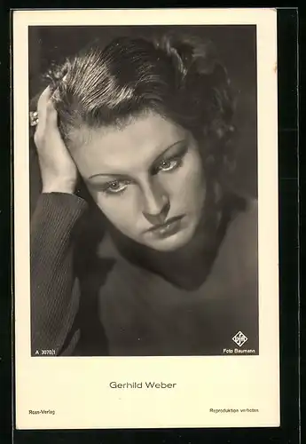 AK Schauspielerin Gerhild Weber ihren Kopf abstützend