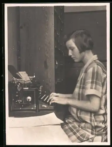 Fotografie Sekretärin schreibt auf einer Schreibmaschine