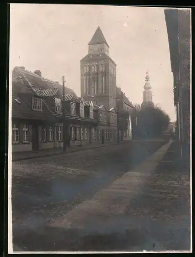 Fotografie unbekannter Fotograf, Ansicht Greifswald, Strassenansicht mit Kirchturm & Wohnhäusern