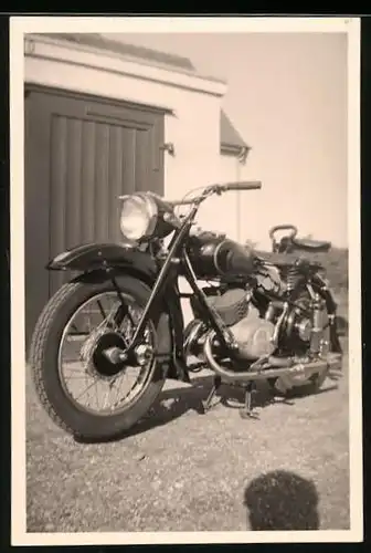 Fotografie Motorrad Adler M250, Krad vor Garage stehend