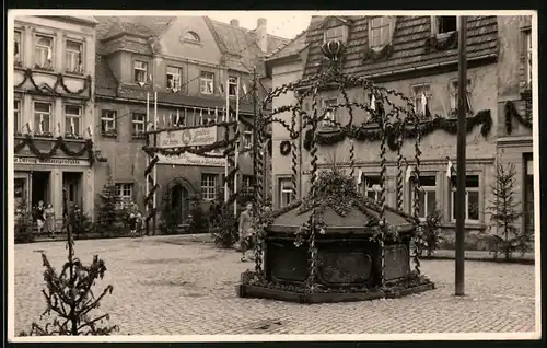 Fotografie E. Schulze, Rosswein, Ansicht Rosswein, Platz an der Mühlstrasse festliche geschmückt