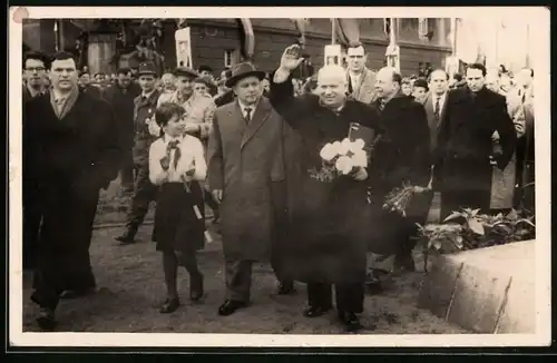 Fotografie Nikita Chruschtschow Staatschef der Sowjetuinon & Walter Ulbricht bei einer Parade in der DDR