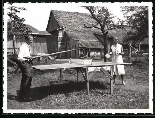Fotografie Tischtennis, Paar spielt Tischtennis auf einer selbst gebauten Platte