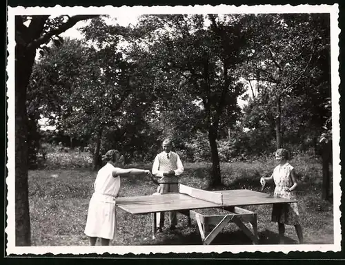 Fotografie Tischtennis, Damen spielen im Garten Tischtennis