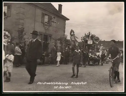 Fotografie unbekannter Fotograf, Ansicht Karlsruhe-Hardtwaldsiedlung, Umzug beim Kinderfest 26.6.1927