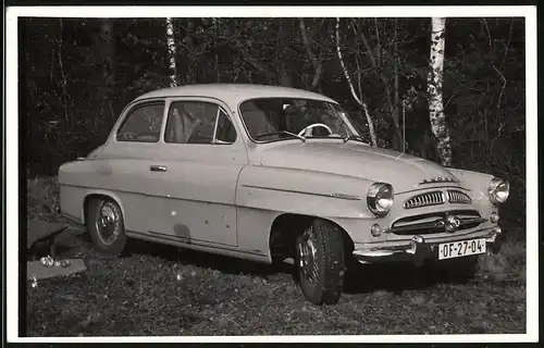 Fotografie Auto Skoda Octavia Tudor, Coupe am Waldrand geparkt