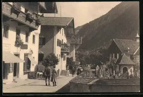 Fotografie unbekannter Fotograf, Ansicht Mayrhofen, Strasse vor der Kirche mit Friedhof
