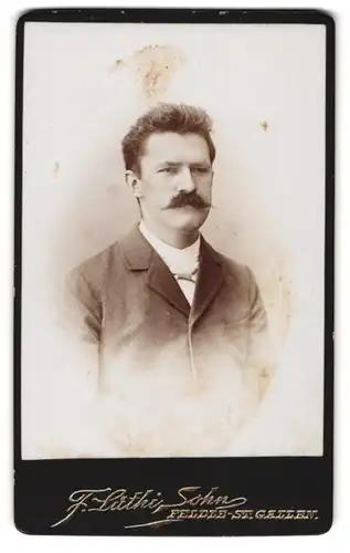Fotografie Franz Lüthi Sohn, Feldle-St. Gallen, Junger Herr im Anzug mit Schnauzbart