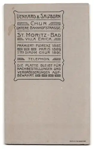 Fotografie Lienhard & Salzborn, Chur, Untere Bahnhofstrasse, Zwei Kleinkinder im Hemd mit nackigen Füssen