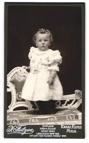 Fotografie J. Fetzer, Flums, Kleines Kind im hübschen Kleid