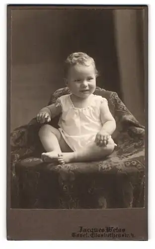 Fotografie Jacques Weise, Basel, Elisabethenstrasse 4, Kleines Kind im weissen Hemd mit nackigen Füssen