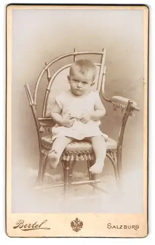 Fotografie Eduard Bertel, Salzburg, Kleines Kind im Hemd mit nackigen Füssen