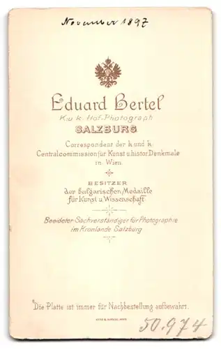 Fotografie Eduard Bertel, Salzburg, Kleines Kind im Hemd mit nackigen Füssen