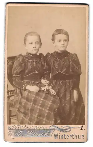Fotografie J. Linck, Winterthur, St. Georgenstrasse, Zwei Mädchen in karierten Kleidern