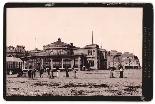 Fotografie Conrad Skopnik, Berlin, Ansicht Helgoland, Partie im Unterland am Kurhaus mit Touristen