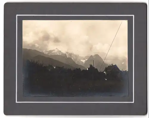 Fotografie unbekannter Fotograf, Ansicht Garmisch, Blick auf den Ort mit den Alpen in Morgenstimmung, 1914