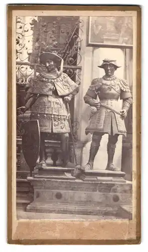 Fotografie Gratl & Grimm, Innsbruck, Ansicht Innsbruck, alte Bronzestatuen in der Hofkirche