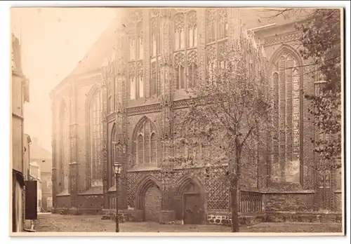 Fotografie unbekannter Fotograf, Ansicht Brandenburg a. d. Havel, Partie an der alten Backsteinkirche