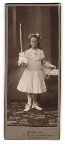 Fotografie Atelier Apollo, München, kleines Mädchen im weissen Konfirmationskleid mit langer Kerze in der Hand