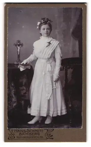 Fotografie Hans Schmitt, Bamberg, Portrait junges Mädchen im weissen Kleid zur Konfirmation