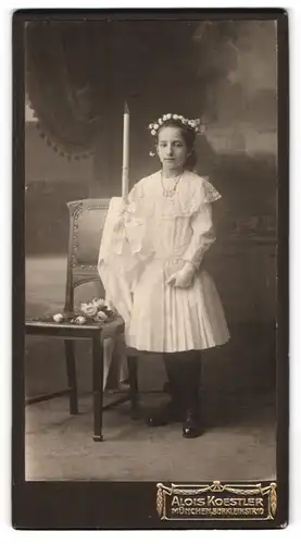 Fotografie Portrait Alois Koestler, München, junges Mädchen im weissen Kleid mit Konfirmationskerze