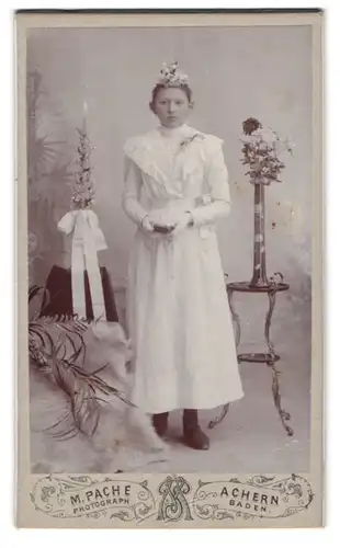 Fotografie Portrait M. Pache, Achern, junges Mädchen im weissen Kleid zur Konfirmation mit Kerze, 1901