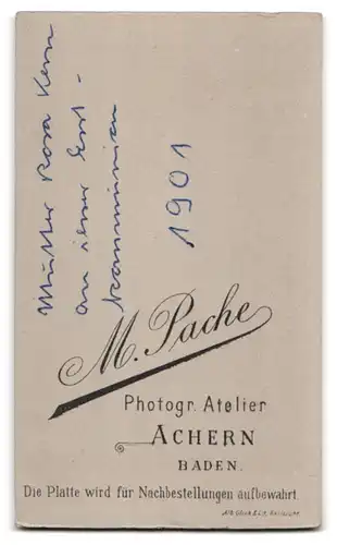 Fotografie Portrait M. Pache, Achern, junges Mädchen im weissen Kleid zur Konfirmation mit Kerze, 1901