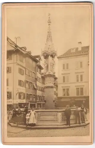 Fotografie unbekannter Fotograf, Ansicht Basel, Blick auf den Fischmarktbrunnen mit Geschäften