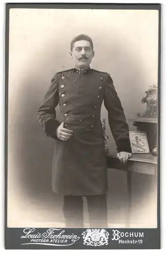 Fotografie Louis Frohwein, Bochum, deutscher Eisenbahner in Uniform mit Dolch an der Hüfte