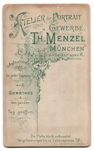 Fotografie Th. Menzel, München, Portrait Frau im Kleid mit Schürze beim Häkeln auf einer Bank