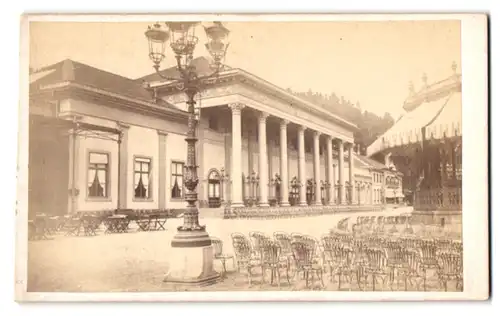 Fotografie unbekannter Fotograf, Ansicht Baden-Baden, Partie am Conversationshaus mit Stühlen