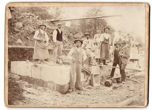 Fotografie Fotograf unbekannt, tschechische Maurer und Zimmerleute beim Hausbau, 1895