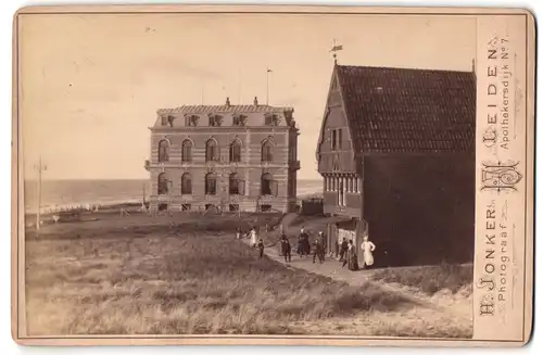 Fotografie H. Jonker, Leiden, Ansicht Noordwijk, Partie am Strand mit Hotel Huis ter Duin