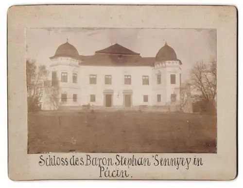 Fotografie unbekannter Fotograf, Ansicht Pacin, Blick auf das Schloss Parcin des Baron Stephan Sennyeyin