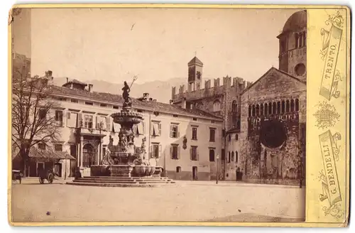 Fotografie G. Bendelli, Trento, Ansicht Trient, Blick auf den Piazza Duomo mit Neptunbrunnen