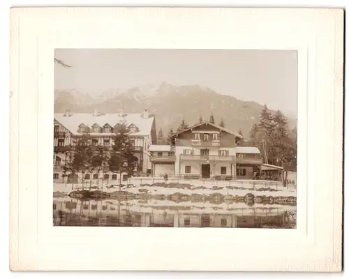 Fotografie unbekannter Fotograf, Ansicht Grainau, Blick vom See auf das Hotel Badersee im Winter
