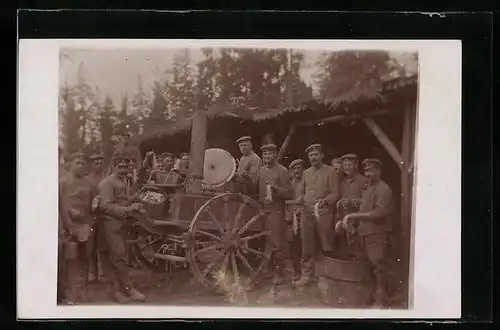 AK Deutsche Soldaten an einer Gulaschkanone