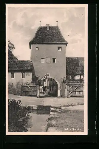 AK Lauda, Stadttor mit alten Häusern