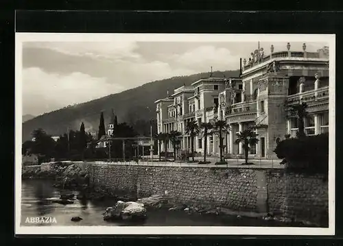 AK Abbazia, Strasse mit Palast-Gebäude am Ufer