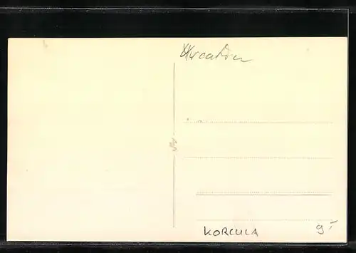 AK Korcula, Strassenpartie mit Geschäften und Passanten