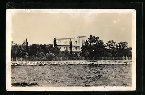AK Malinska, Weisses Haus vom Wasser gesehen