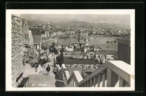 AK Split, Ortspartie an der Treppe mit Blick auf Hafen