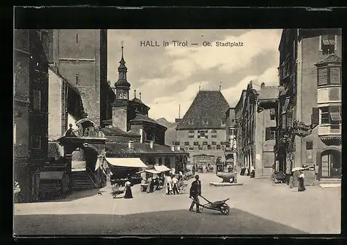 AK Hall, Ob. Stadtplatz mit Passanten und Kirchturm