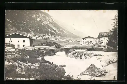 AK Trins, entfernter Blick auf den Ort und die Kirche