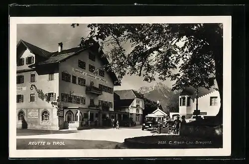 AK Reutte, Strassenpartie mit Gasthof & Brauerei zum Hirsch